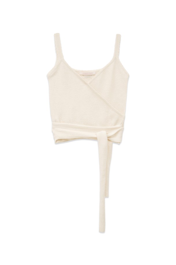 [25WINTER] 니트 타이 버스티에 (아이보리)는 겨울 시즌, 페미닌한 무드를 연출하는 여성 상의입니다. 부드러운 촉감의 니트 소재와 슬림핏 디자인으로, 크롭 기장과 스퀘어 넥 라인이 특징입니다. 아이보리 컬러의 무지 디자인은 미니멀하면서도 클래식한 스타일을 제안하며, 데이트룩과 모임룩 모두에 활용 가능합니다. 타이 디테일이 더해져 여성스러운 포인트를 더했으며, 민소매 디자인으로 다양한 레이어드 연출이 용이합니다. 두께감 있는 니트 소재로 따뜻함을 유지하면서도 세련된 스타일을 완성해 보세요.
