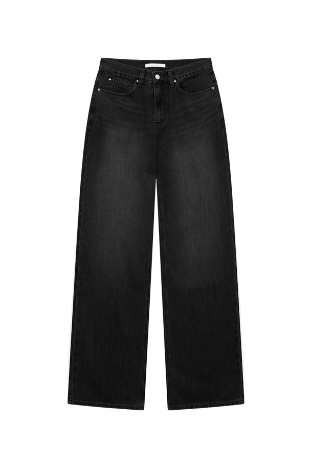 [25WINTER] 리벳 와이드 데님 팬츠 (블랙)는 겨울 시즌, 캐주얼, 미니멀, 클래식 스타일을 추구하는 여성 고객을 위한 데님 팬츠입니다. 두꺼운 두께감의 데님 소재로 제작되어 뻣뻣한 촉감을 선사하며, 와이드핏으로 편안한 착용감을 제공합니다. 무지 디자인에 리벳 디테일이 더해져 포인트를 주어 출근룩에도 활용하기 좋습니다. 블랙 컬러의 긴 기장 데님 팬츠로, 다양한 상의와 매치하여 스타일리시한 겨울 패션을 완성해보세요.
