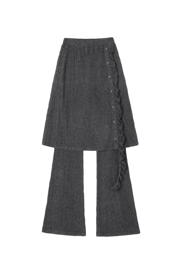 [25WINTER] 프릴 레이어드 스커트 팬츠 (차콜)는 겨울 시즌, 페미닌한 무드를 연출하는 여성용 스커트 레이어드 와이드 팬츠입니다. 차콜 컬러의 무지 디자인으로, 미니멀하면서도 클래식한 스타일을 제안합니다. 프릴 디테일이 돋보이는 디자인으로, 데이트룩과 모임룩에 적합하며 루즈핏으로 편안한 착용감을 선사합니다. 긴 기장으로 다리 라인을 커버해 주어 더욱 세련된 실루엣을 완성합니다.
