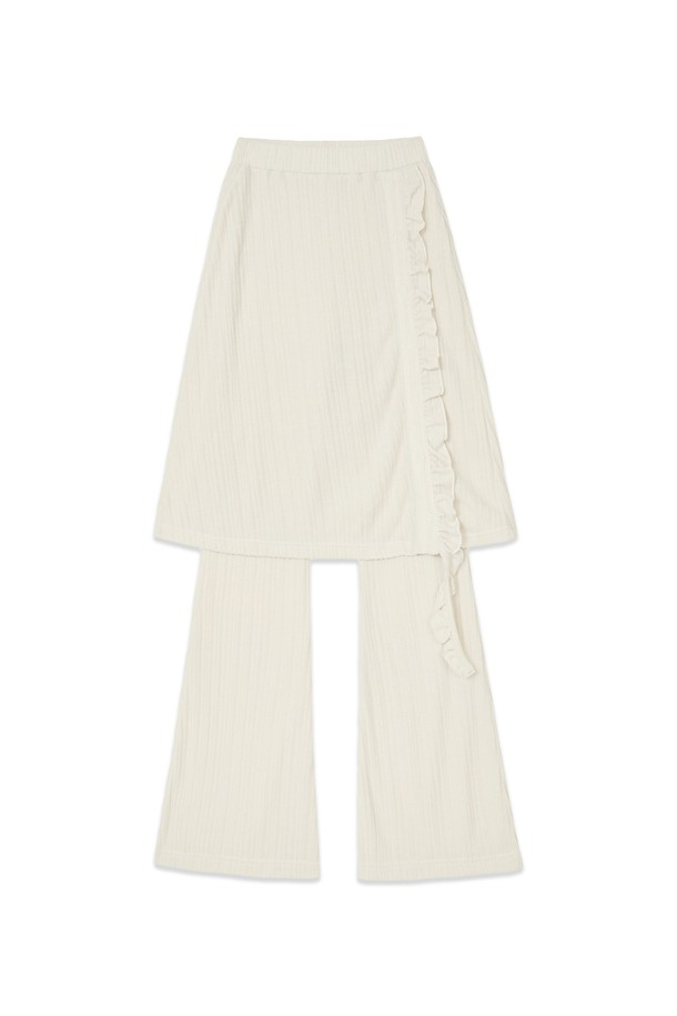 [25WINTER] 프릴 레이어드 스커트 팬츠 (크림)는 우아하고 페미닌한 무드를 연출하는 여성용 스커트 팬츠입니다. 일상룩과 모임룩 모두에 적합하며, 클래식, 미니멀, 로맨틱 스타일을 선호하는 분들께 추천합니다. 부드러운 크림 컬러에 프릴 디테일과 레이어드 디자인이 더해져 세련된 분위기를 자아냅니다. 와이드 핏의 긴 기장으로 편안함과 스타일리시함을 동시에 잡았으며, 겨울철 따뜻하게 착용하기 좋습니다.
