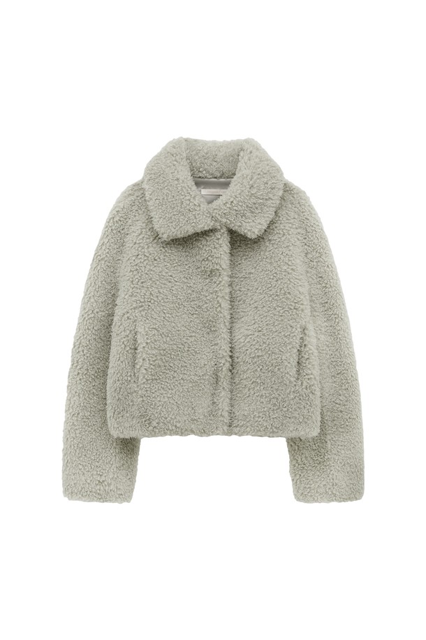 [25HOLIDAY] 부클 히든 스냅 퍼 재킷 (민트)는 부드러운 촉감과 뛰어난 보온성을 자랑하는 여성용 퍼 재킷입니다. 캐주얼 스타일의 이 재킷은 겨울철 일상룩은 물론, 연말 모임룩과 데이트룩에 다양하게 활용할 수 있습니다. 레귤러 핏에 넉넉한 기장감으로 편안하게 착용 가능하며, 히든 스냅 여밈과 사이드 포켓, 칼라 디테일이 돋보입니다. 페이크 퍼 소재에 전체 안감 처리로 보온성을 높였으며, 민트 컬러가 산뜻한 포인트를 더합니다.
