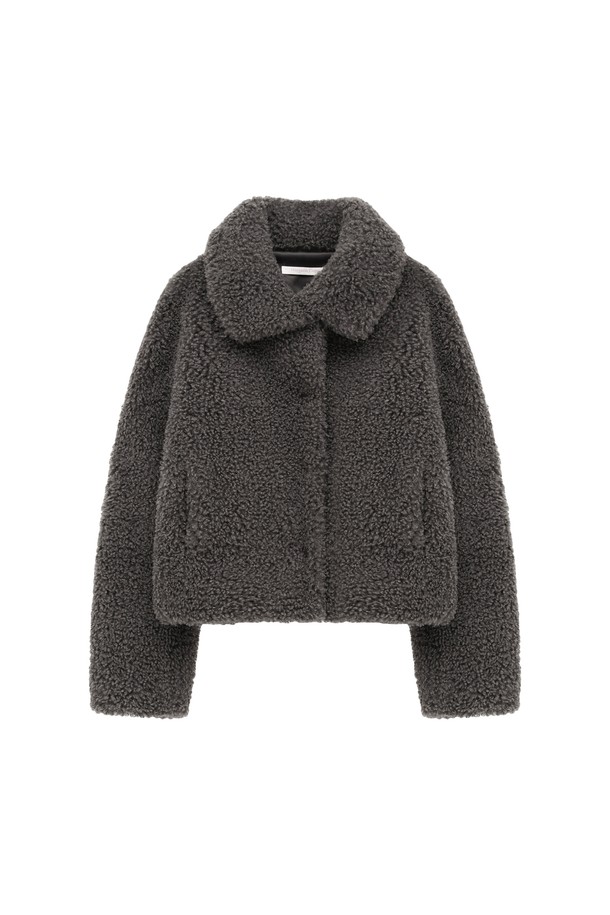 [25HOLIDAY] 부클 히든 스냅 퍼 재킷 (차콜)은 부드러운 촉감의 폴리에스테르 소재로 제작되어 가을과 겨울, 쌀쌀한 날씨에도 따뜻하게 착용할 수 있습니다. 캐주얼, 베이직 스타일의 여성 의류로, 모임룩이나 연말 모임룩에 포인트를 더할 수 있습니다. 레귤러핏에 레귤러 기장으로 편안한 착용감을 선사하며, 히든 스냅 여밈과 사이드 포켓, 칼라 디자인이 특징입니다. 안감 또한 폴리에스테르로 마감하여 보온성을 높였으며, 긴 소매 기장으로 더욱 포근한 느낌을 줍니다.
