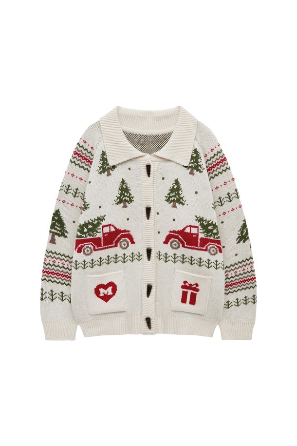[25HOLIDAY] 트리 카우칭 니트 가디건 (아이보리)는 포근한 분위기를 연출하는 여성용 니트 카디건입니다. 부드러운 울, 나일론, 아크릴, 레이온 혼방 소재로 제작되어 가을, 겨울철 따뜻하게 착용할 수 있습니다. 캐주얼, 클래식, 미니멀 스타일을 아우르며, 오버핏 디자인에 라운드넥, 긴 소매 기장으로 편안한 착용감을 선사합니다. 트리 모양의 자카드 패턴과 트리 모양 버튼, 포켓 디테일이 돋보이며, 데이트룩, 모임룩에 활용하기 좋습니다.
