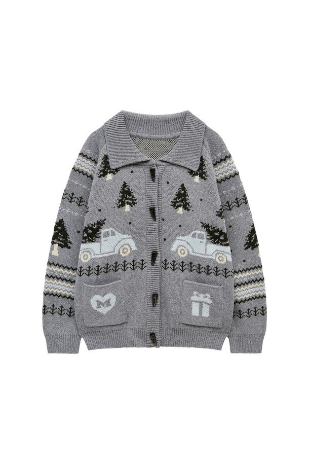 [25HOLIDAY] 트리 카우칭 니트 가디건 (그레이)는 포근하고 따뜻한 겨울 스타일을 완성하는 니트 가디건입니다. 울 60%를 함유하여 부드러운 촉감과 뛰어난 보온성을 제공하며, 오버핏으로 편안한 착용감을 선사합니다. 트리 자카드 패턴과 별 모양 버튼 디테일이 돋보이며, 캐주얼, 클래식, 미니멀 스타일 모두 소화 가능합니다. 데이트룩, 모임룩 등 다양한 TPO에 활용하기 좋으며 포켓 디테일로 실용성까지 더했습니다. 두꺼운 두께감과 약간의 신축성이 있어 가을, 겨울 시즌에 따뜻하게 입을 수 있습니다.

