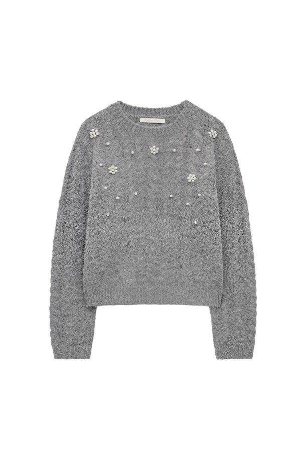 [25HOLIDAY] 펄 포인트 풀오버 (그레이)는 부드러운 촉감의 아크릴, 폴리에스테르, 폴리아미드, 스판덱스 혼방 소재로 제작되어 가을, 겨울에 따뜻하게 착용하기 좋습니다. 루즈핏으로 편안함을 더했으며, 라운드넥과 긴 소매, 케이블 패턴이 베이직한 스타일을 연출합니다. 특히, 리벳 형태의 진주 비딩 포인트가 돋보이며, 데이트룩이나 모임룩에 포인트를 줄 수 있습니다. 클래식, 미니멀, 캐주얼 스타일을 모두 소화 가능하며, 오버사이즈 케이블 니트 패턴이 특징입니다. 단, 진주 포인트는 마찰이나 세탁 시 탈락될 수 있으니 주의하여 관리하십시오.
