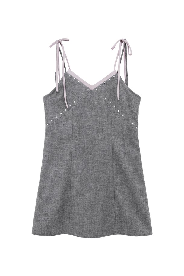 [25HOLIDAY] 스터즈 레이어드 미니 드레스 (그레이)는 우아한 스타일을 연출하는 여성 미니 원피스입니다. 부드러운 촉감의 폴리에스테르, 레이온, 울, 스판덱스 혼방 소재로 제작되어 봄, 가을에 적합합니다. 스퀘어 넥 라인과 민소매 디자인이 특징이며, 가슴과 등에 스터드 장식이 포인트로 더해져 세련된 느낌을 선사합니다. 레이어드 패턴과 은은한 라벤더 컬러 포인트, 리본 스트랩 디테일이 로맨틱한 무드를 자아내며, 데이트룩, 모임룩, 소개팅룩에 활용하기 좋습니다. 레귤러핏으로 제작되었으며, 사이드 지퍼와 부분 안감 처리로 편안하게 착용할 수 있습니다.
