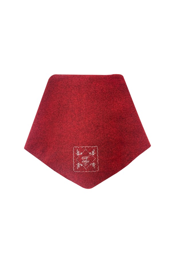 [25HOLIDAY] 로즈 자수 머플러 (레드)는 2025 홀리데이 컬렉션으로, 겨울철 따뜻함과 스타일을 동시에 선사하는 머플러입니다. 부드러운 아크릴 소재에 삼각 니트 짜임, 그라데이션 패턴, 로즈 자수 디자인이 더해져 클래식하고 우아한 분위기를 연출합니다. 특히 연말 모임룩에 포인트를 더해주는 아이템으로, 미니멀한 스타일을 선호하는 분들께 추천합니다. 두꺼운 두께감으로 뛰어난 보온성을 제공하며, 부드러운 촉감으로 편안하게 착용할 수 있습니다.
