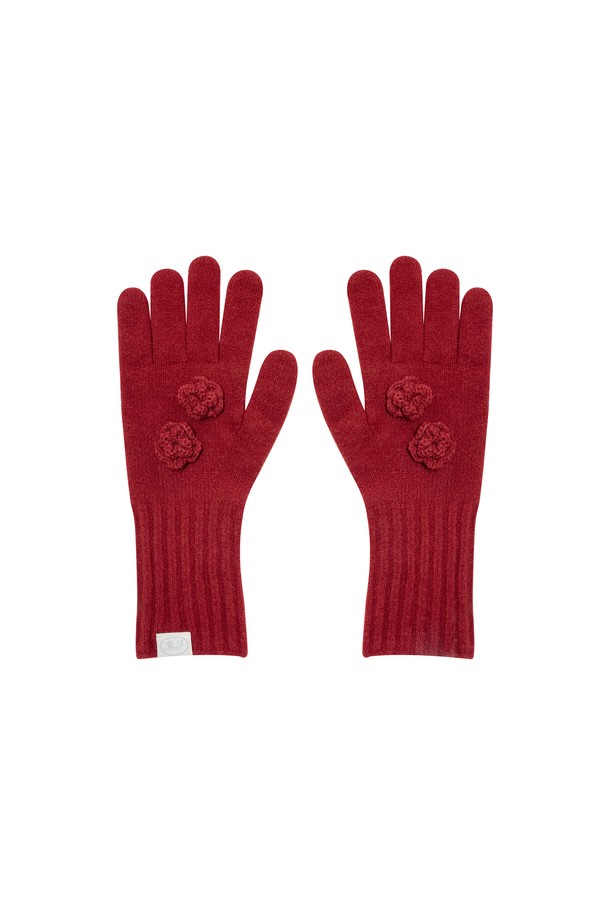 [25HOLIDAY] 코사지 니트 장갑 (레드)는 겨울철 여성의 데이트룩을 로맨틱하고 클래식하게 완성해 줄 장갑입니다. 부드러운 촉감의 아크릴, 나일론, 울, 스판덱스 혼방 소재로 제작되어 따뜻하고 편안한 착용감을 제공합니다. 손가락 전체 터치가 가능한 스마트폰 터치 기능으로 편리함을 더했으며, 라벨 포인트와 수제작 로즈 코사지 디테일이 고급스러움을 더합니다. 플라워 패턴과 레드 컬러의 조화가 걸리시한 분위기를 연출하여 겨울 스타일링에 포인트를 줄 수 있습니다.
