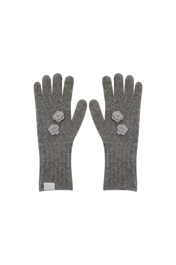 [25HOLIDAY] 코사지 니트 장갑 (차콜)은 부드러운 촉감의 아크릴, 나일론, 울, 스판덱스 혼방 소재로 제작된 여성용 겨울 장갑입니다. 클래식, 미니멀, 캐주얼 스타일을 아우르며, 데이트룩과 출근룩에 모두 잘 어울립니다. 손등 부분에 수제작 코사지 디테일이 포인트로 더해져 세련된 느낌을 선사하며, 스마트폰 터치가 가능한 손가락 디자인으로 실용성까지 갖췄습니다. 차콜 컬러의 니트 소재에 코사지 디테일과 라벨이 돋보이는 디자인입니다.
