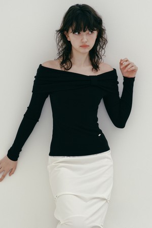 [25SP] RIBBON POINT OFF SHOULDER T (BLACK)