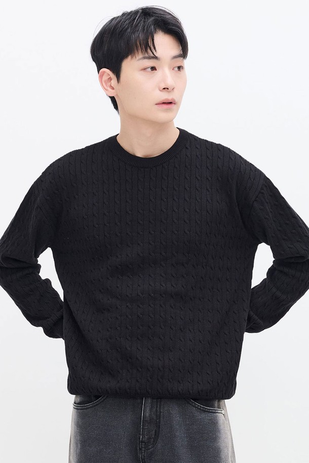 남성용 케이블 라운드 니트 (블랙)입니다. 부드러운 촉감의 아크릴과 면 혼방 소재로 제작되었으며, 두꺼운 두께감으로 가을, 겨울, 봄까지 폭넓게 활용 가능합니다. 미니멀한 스타일의 레귤러핏으로, 고밀도 케이블 패턴과 3D 패션 기술이 적용되어 내구성이 좋고 통기성이 우수하며 단독 또는 이너로 활용하기 좋습니다.
