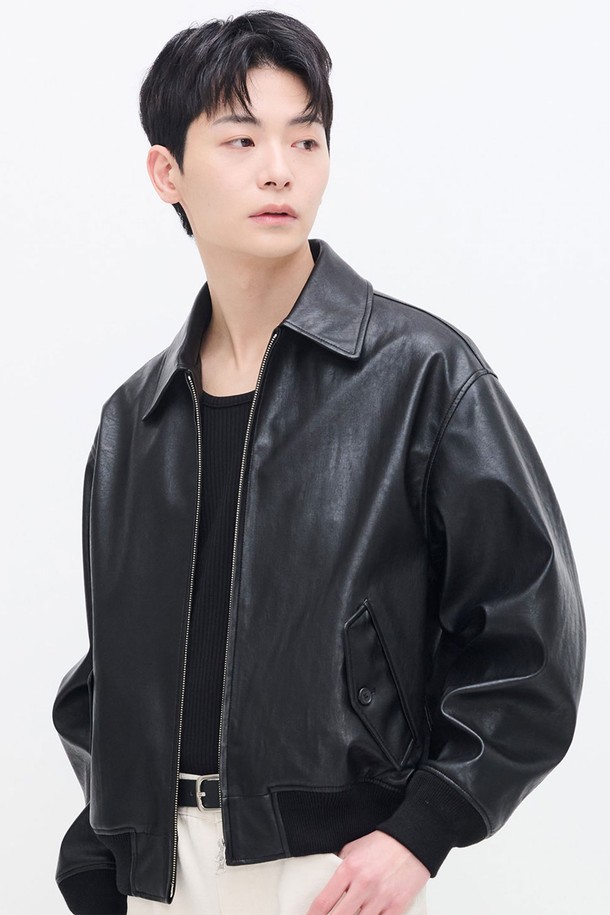 블랙 컬러의 남성용 오버핏 싱글 보머 블루종 자켓입니다. 크랙 텍스처 디자인과 중간 두께감으로 간절기에 적합하며, YKK 2-WAY 지퍼, 시보리, 사이드 포켓, 내부 포켓 디테일로 실용성을 높였습니다. 폴리에스테르와 비건 레더 소재를 사용하여 캐주얼한 스타일을 연출합니다.
