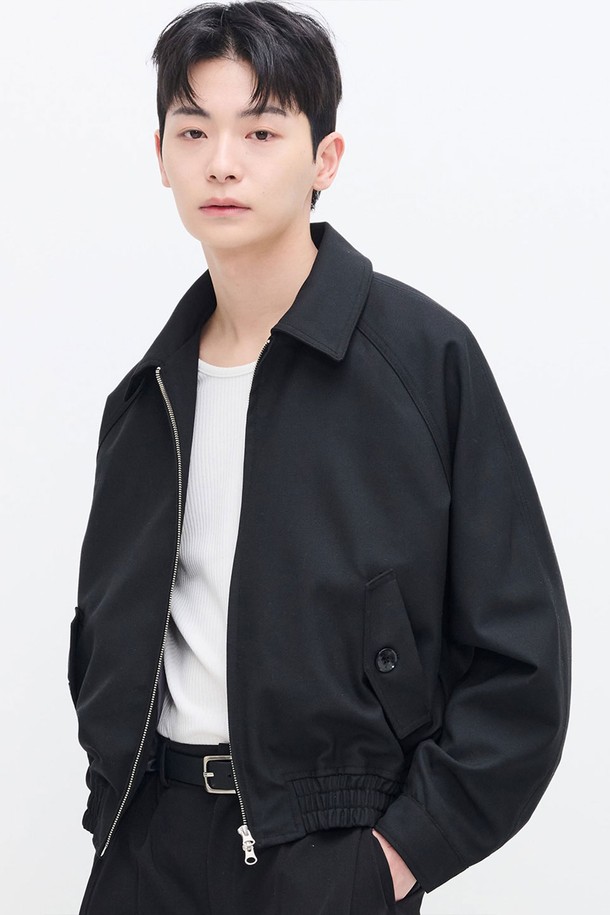 미니멀한 무드의 블랙 컬러 테일러드 크롭 울 블루종 자켓입니다. 울, 폴리에스테르 혼방 소재로 제작되어 부드러운 촉감을 선사하며, 간절기에 적합한 아이템입니다. 세미 오버핏 실루엣, 투웨이 지퍼, 히든 지퍼 테이프, 밑단 밴딩 등의 디테일이 돋보이는 디자인입니다.
