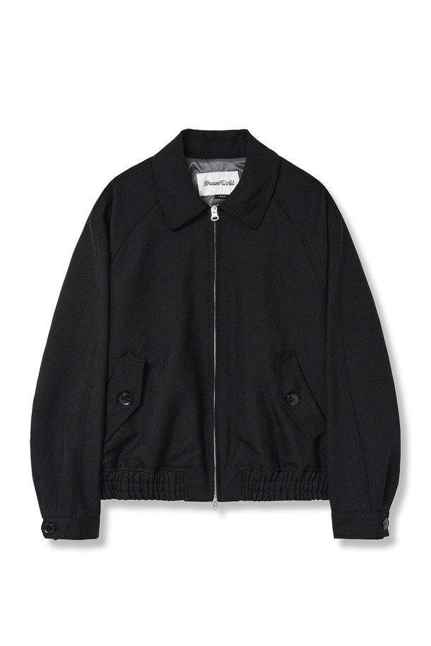 미니멀한 무드의 블랙 컬러 테일러드 크롭 울 블루종 자켓입니다. 울, 폴리에스테르 혼방 소재로 제작되어 부드러운 촉감을 선사하며, 간절기에 적합한 아이템입니다. 세미 오버핏 실루엣, 투웨이 지퍼, 히든 지퍼 테이프, 밑단 밴딩 등의 디테일이 돋보이는 디자인입니다.
