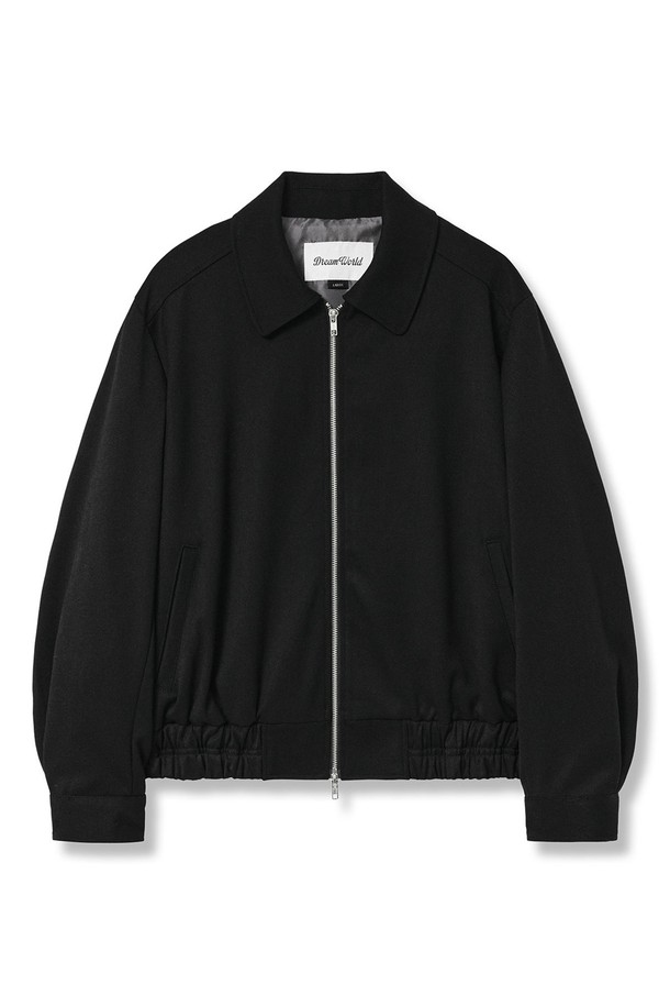 세미 오버 핏의 남성용 스탠다드 블루종 자켓입니다. 하이덴시티 T/R 원단으로 제작되어 부드러운 촉감과 은은한 광택감이 특징이며, 봄, 가을에 착용하기 좋습니다. YKK 2-WAY 지퍼, 밑단 및 소매 밴딩, 릴렉스 핏으로 편안한 착용감을 선사하며, 일상 및 비즈니스룩에 모두 잘 어울립니다.
