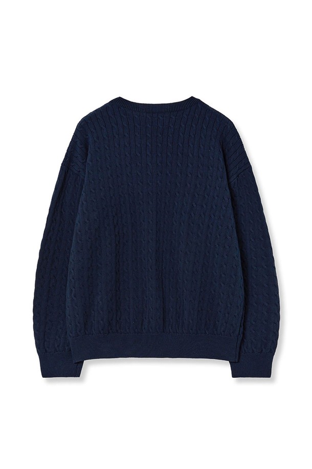 네이비 컬러의 케이블 라운드 니트는 남성용 상의로, 가을, 겨울, 봄 시즌에 착용하기 좋습니다. 부드러운 촉감의 아크릴과 면 혼방 소재에 고밀도 케이블 니트 패턴으로 제작되어, 레귤러핏과 두꺼운 두께감으로 따뜻함을 선사합니다. 미니멀한 스타일의 이 니트는 단독으로 또는 이너 레이어링으로 활용하여 다양한 코디를 연출할 수 있으며, 내구성과 통기성이 뛰어납니다.
