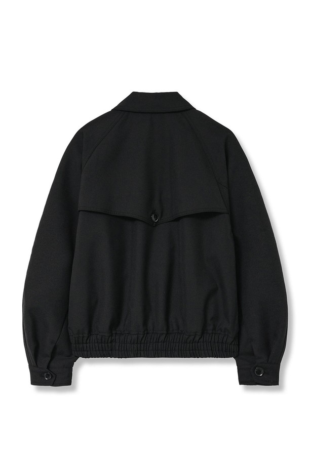 미니멀한 무드의 블랙 컬러 테일러드 크롭 울 블루종 자켓입니다. 울, 폴리에스테르 혼방 소재로 제작되어 부드러운 촉감을 선사하며, 간절기에 적합한 아이템입니다. 세미 오버핏 실루엣, 투웨이 지퍼, 히든 지퍼 테이프, 밑단 밴딩 등의 디테일이 돋보이는 디자인입니다.
