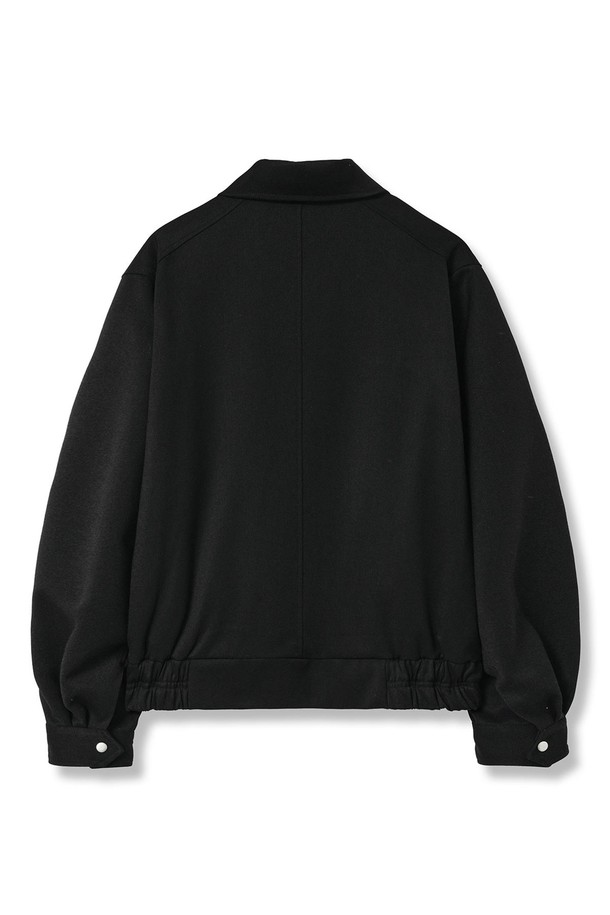 세미 오버 핏의 남성용 스탠다드 블루종 자켓입니다. 하이덴시티 T/R 원단으로 제작되어 부드러운 촉감과 은은한 광택감이 특징이며, 봄, 가을에 착용하기 좋습니다. YKK 2-WAY 지퍼, 밑단 및 소매 밴딩, 릴렉스 핏으로 편안한 착용감을 선사하며, 일상 및 비즈니스룩에 모두 잘 어울립니다.
