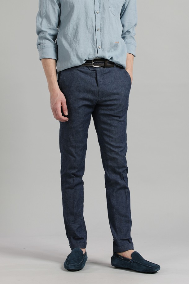 코튼 슬림핏 치노 팬츠 F-SCPT14는 남성용 치노 팬츠입니다. 봄, 여름, 가을, 겨울 사계절 모두 착용 가능하며, 베이직하면서도 클래식한 스타일을 연출합니다. 부드러운 촉감의 면과 폴리우레탄 혼방 소재로 제작되었으며, 슬림핏 디자인으로 다리가 길어 보이는 효과를 줍니다. 출근룩과 비즈니스 캐주얼, 미니멀, 캐주얼 스타일에 적합하며, 허벅지 부분이 타이트하게 디자인되었습니다. 네이비 컬러의 무지 디자인으로 다양한 상의와 매치하기 용이합니다.
