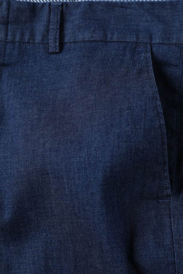 코튼 슬림핏 치노 팬츠 F-SCPT14는 남성용 치노 팬츠입니다. 봄, 여름, 가을, 겨울 사계절 모두 착용 가능하며, 베이직하면서도 클래식한 스타일을 연출합니다. 부드러운 촉감의 면과 폴리우레탄 혼방 소재로 제작되었으며, 슬림핏 디자인으로 다리가 길어 보이는 효과를 줍니다. 출근룩과 비즈니스 캐주얼, 미니멀, 캐주얼 스타일에 적합하며, 허벅지 부분이 타이트하게 디자인되었습니다. 네이비 컬러의 무지 디자인으로 다양한 상의와 매치하기 용이합니다.
