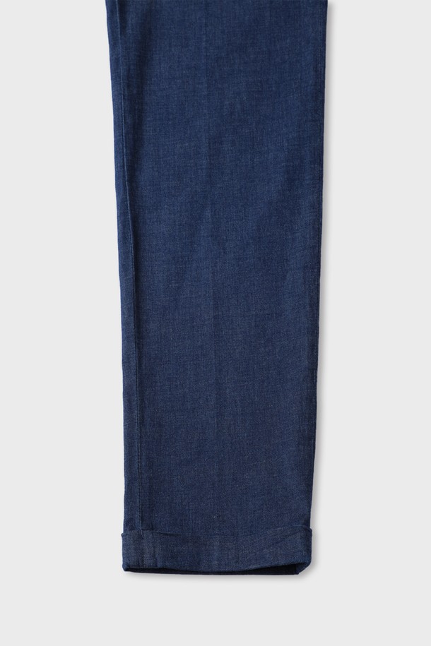 코튼 슬림핏 치노 팬츠 F-SCPT14는 남성용 치노 팬츠입니다. 봄, 여름, 가을, 겨울 사계절 모두 착용 가능하며, 베이직하면서도 클래식한 스타일을 연출합니다. 부드러운 촉감의 면과 폴리우레탄 혼방 소재로 제작되었으며, 슬림핏 디자인으로 다리가 길어 보이는 효과를 줍니다. 출근룩과 비즈니스 캐주얼, 미니멀, 캐주얼 스타일에 적합하며, 허벅지 부분이 타이트하게 디자인되었습니다. 네이비 컬러의 무지 디자인으로 다양한 상의와 매치하기 용이합니다.
