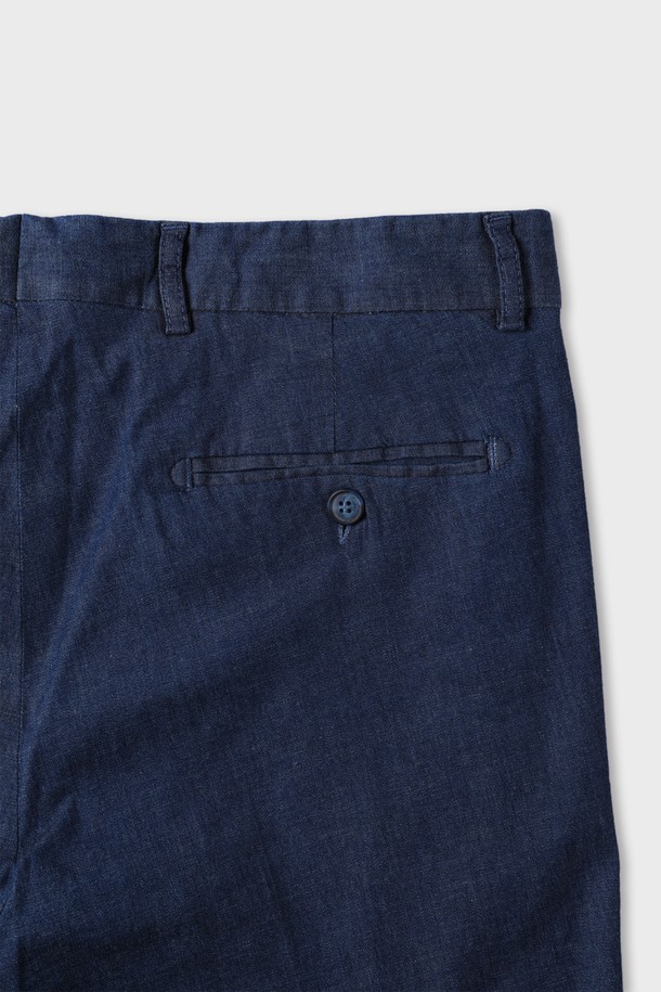 코튼 슬림핏 치노 팬츠 F-SCPT14는 남성용 치노 팬츠입니다. 봄, 여름, 가을, 겨울 사계절 모두 착용 가능하며, 베이직하면서도 클래식한 스타일을 연출합니다. 부드러운 촉감의 면과 폴리우레탄 혼방 소재로 제작되었으며, 슬림핏 디자인으로 다리가 길어 보이는 효과를 줍니다. 출근룩과 비즈니스 캐주얼, 미니멀, 캐주얼 스타일에 적합하며, 허벅지 부분이 타이트하게 디자인되었습니다. 네이비 컬러의 무지 디자인으로 다양한 상의와 매치하기 용이합니다.
