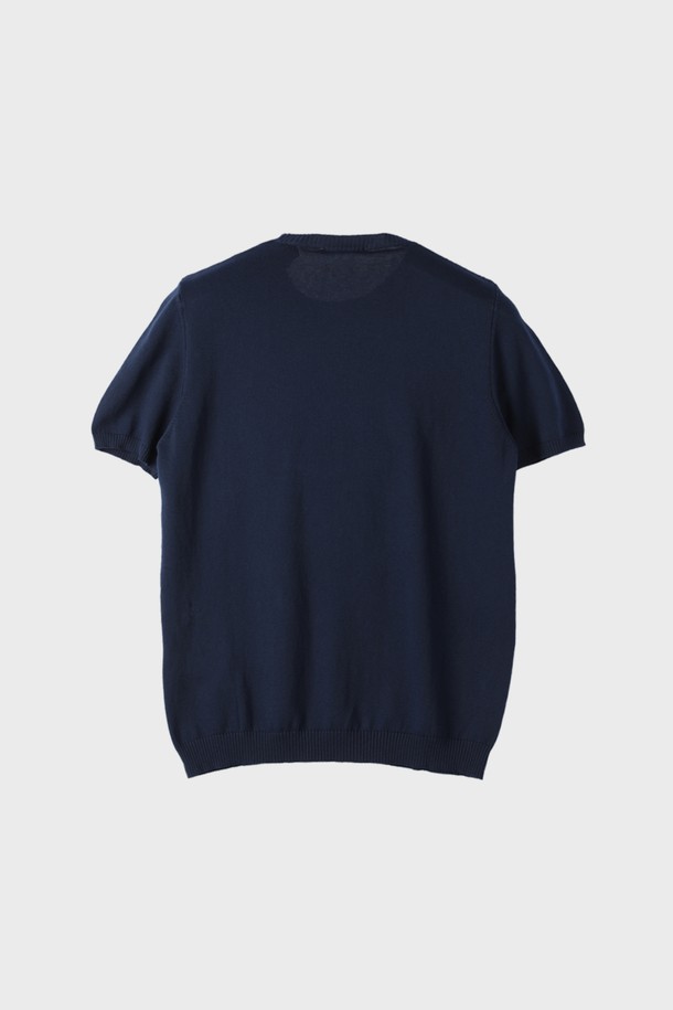 라운드넥 디자인의 F-HNIT07 코튼 니트 티셔츠는 네이비, 차콜 색상으로 제공되며, 부드러운 면 소재와 얇은 두께로 봄, 여름철 일상복으로 적합합니다. 슬림핏으로 제작되었으며, 중간 정도의 신축성을 갖춘 골지 패턴의 반소매 니트 티셔츠입니다. 립 디테일 마감으로 포인트를 더했으며, 비침이 없고 가벼운 중량감을 자랑하는 남녀 공용 제품입니다.
