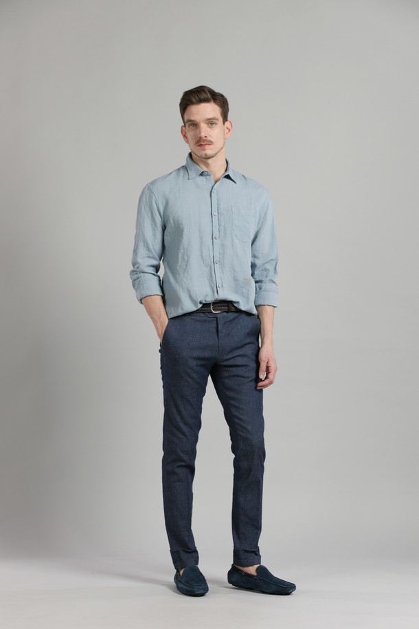 코튼 슬림핏 치노 팬츠 F-SCPT14는 남성용 치노 팬츠입니다. 봄, 여름, 가을, 겨울 사계절 모두 착용 가능하며, 베이직하면서도 클래식한 스타일을 연출합니다. 부드러운 촉감의 면과 폴리우레탄 혼방 소재로 제작되었으며, 슬림핏 디자인으로 다리가 길어 보이는 효과를 줍니다. 출근룩과 비즈니스 캐주얼, 미니멀, 캐주얼 스타일에 적합하며, 허벅지 부분이 타이트하게 디자인되었습니다. 네이비 컬러의 무지 디자인으로 다양한 상의와 매치하기 용이합니다.
