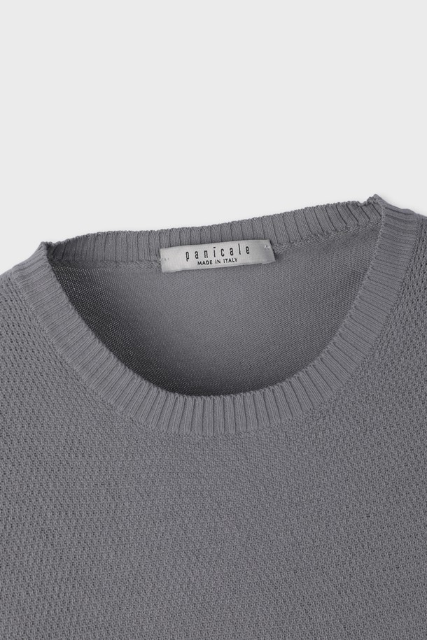 라운드넥 디자인의 F-HNIT07 코튼 니트 티셔츠는 네이비와 차콜 색상으로 제공되며, 부드러운 촉감과 적당한 신축성으로 편안한 착용감을 선사합니다. 얇은 두께감과 골지 패턴이 특징이며, 슬림핏으로 제작되어 봄, 여름철 일상복으로 활용하기 좋습니다. 면 소재로 제작되었으며, 반소매 기장과 조금 비치는 특징이 있습니다.
