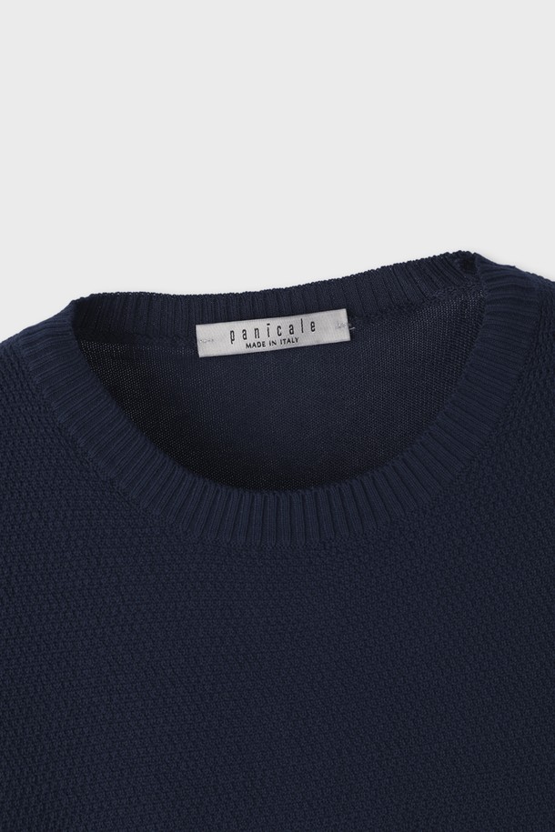 라운드넥 디자인의 F-HNIT07 코튼 니트 티셔츠는 네이비, 차콜 색상으로 제공되며, 부드러운 면 소재와 얇은 두께로 봄, 여름철 일상복으로 적합합니다. 슬림핏으로 제작되었으며, 중간 정도의 신축성을 갖춘 골지 패턴의 반소매 니트 티셔츠입니다. 립 디테일 마감으로 포인트를 더했으며, 비침이 없고 가벼운 중량감을 자랑하는 남녀 공용 제품입니다.
