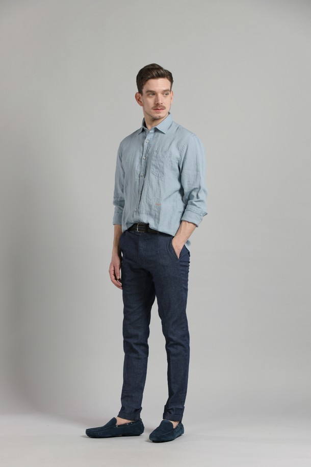 코튼 슬림핏 치노 팬츠 F-SCPT14는 남성용 치노 팬츠입니다. 봄, 여름, 가을, 겨울 사계절 모두 착용 가능하며, 베이직하면서도 클래식한 스타일을 연출합니다. 부드러운 촉감의 면과 폴리우레탄 혼방 소재로 제작되었으며, 슬림핏 디자인으로 다리가 길어 보이는 효과를 줍니다. 출근룩과 비즈니스 캐주얼, 미니멀, 캐주얼 스타일에 적합하며, 허벅지 부분이 타이트하게 디자인되었습니다. 네이비 컬러의 무지 디자인으로 다양한 상의와 매치하기 용이합니다.
