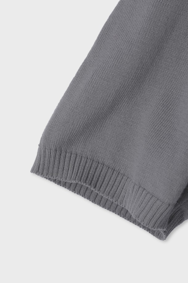 라운드넥 디자인의 F-HNIT07 코튼 니트 티셔츠는 네이비와 차콜 색상으로 제공되며, 부드러운 촉감과 적당한 신축성으로 편안한 착용감을 선사합니다. 얇은 두께감과 골지 패턴이 특징이며, 슬림핏으로 제작되어 봄, 여름철 일상복으로 활용하기 좋습니다. 면 소재로 제작되었으며, 반소매 기장과 조금 비치는 특징이 있습니다.
