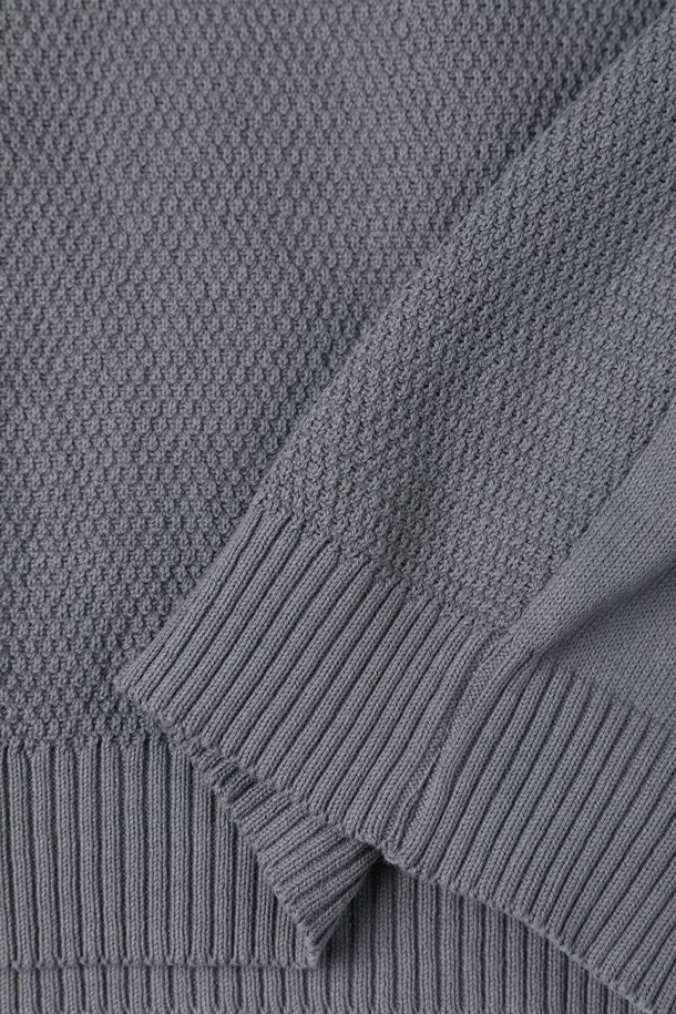 라운드넥 디자인의 F-HNIT07 코튼 니트 티셔츠는 네이비와 차콜 색상으로 제공되며, 부드러운 촉감과 적당한 신축성으로 편안한 착용감을 선사합니다. 얇은 두께감과 골지 패턴이 특징이며, 슬림핏으로 제작되어 봄, 여름철 일상복으로 활용하기 좋습니다. 면 소재로 제작되었으며, 반소매 기장과 조금 비치는 특징이 있습니다.
