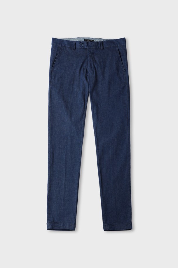 코튼 슬림핏 치노 팬츠 F-SCPT14는 남성용 치노 팬츠입니다. 봄, 여름, 가을, 겨울 사계절 모두 착용 가능하며, 베이직하면서도 클래식한 스타일을 연출합니다. 부드러운 촉감의 면과 폴리우레탄 혼방 소재로 제작되었으며, 슬림핏 디자인으로 다리가 길어 보이는 효과를 줍니다. 출근룩과 비즈니스 캐주얼, 미니멀, 캐주얼 스타일에 적합하며, 허벅지 부분이 타이트하게 디자인되었습니다. 네이비 컬러의 무지 디자인으로 다양한 상의와 매치하기 용이합니다.
