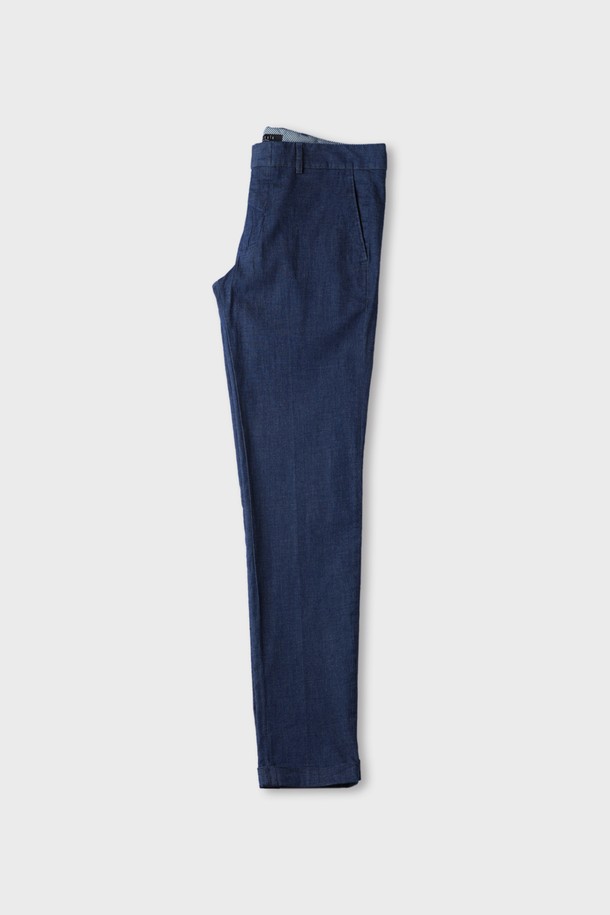 코튼 슬림핏 치노 팬츠 F-SCPT14는 남성용 치노 팬츠입니다. 봄, 여름, 가을, 겨울 사계절 모두 착용 가능하며, 베이직하면서도 클래식한 스타일을 연출합니다. 부드러운 촉감의 면과 폴리우레탄 혼방 소재로 제작되었으며, 슬림핏 디자인으로 다리가 길어 보이는 효과를 줍니다. 출근룩과 비즈니스 캐주얼, 미니멀, 캐주얼 스타일에 적합하며, 허벅지 부분이 타이트하게 디자인되었습니다. 네이비 컬러의 무지 디자인으로 다양한 상의와 매치하기 용이합니다.
