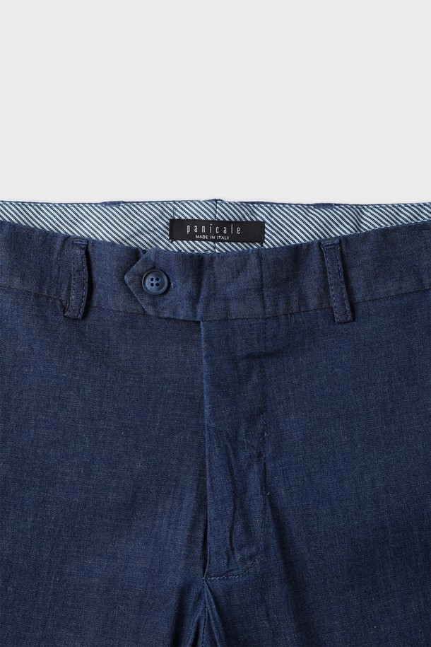 코튼 슬림핏 치노 팬츠 F-SCPT14는 남성용 치노 팬츠입니다. 봄, 여름, 가을, 겨울 사계절 모두 착용 가능하며, 베이직하면서도 클래식한 스타일을 연출합니다. 부드러운 촉감의 면과 폴리우레탄 혼방 소재로 제작되었으며, 슬림핏 디자인으로 다리가 길어 보이는 효과를 줍니다. 출근룩과 비즈니스 캐주얼, 미니멀, 캐주얼 스타일에 적합하며, 허벅지 부분이 타이트하게 디자인되었습니다. 네이비 컬러의 무지 디자인으로 다양한 상의와 매치하기 용이합니다.
