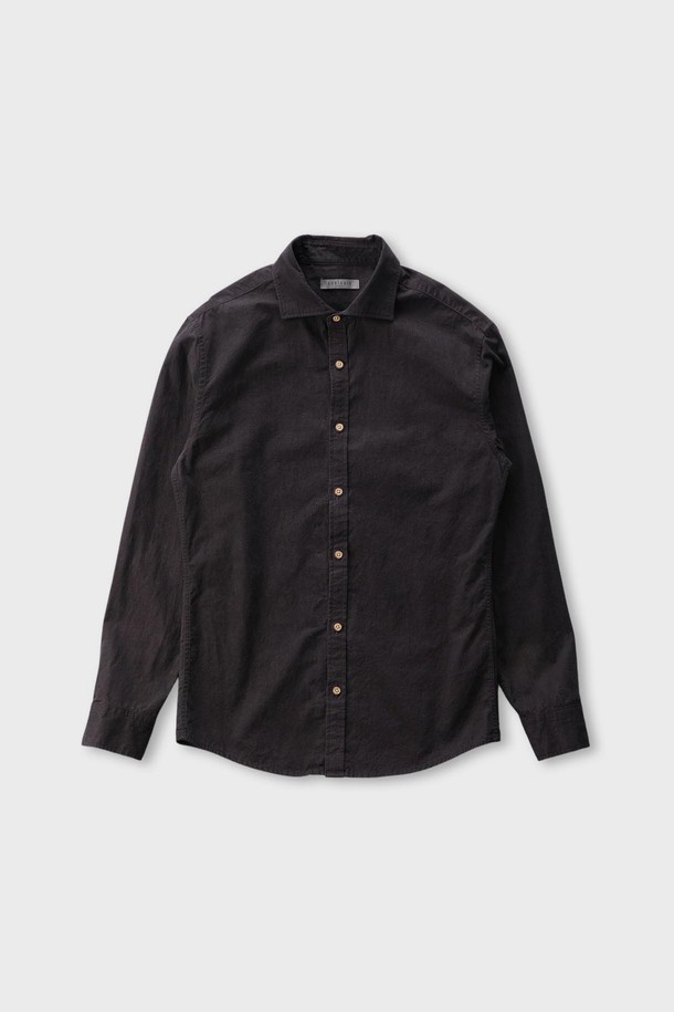 캐주얼 코튼 워싱 스프레드 셔츠 D-HCSH54는 부드러운 촉감의 면 소재로 제작되어 편안한 착용감을 선사합니다. 봄, 여름, 가을, 겨울 사계절 모두 활용 가능한 긴소매 셔츠로, 얇은 두께감과 슬림핏 디자인이 특징입니다. 바이올렛과 블루 두 가지 색상으로 출시되었으며, 워싱 처리된 면 소재 특유의 자연스러운 멋을 더했습니다. 데이트룩, 카페룩과 같은 TPO에 어울리며, 캐주얼, 미니멀, 클래식 스타일을 연출하기 좋습니다. 신축성은 거의 없으며, 비침 걱정 없이 착용할 수 있습니다.
