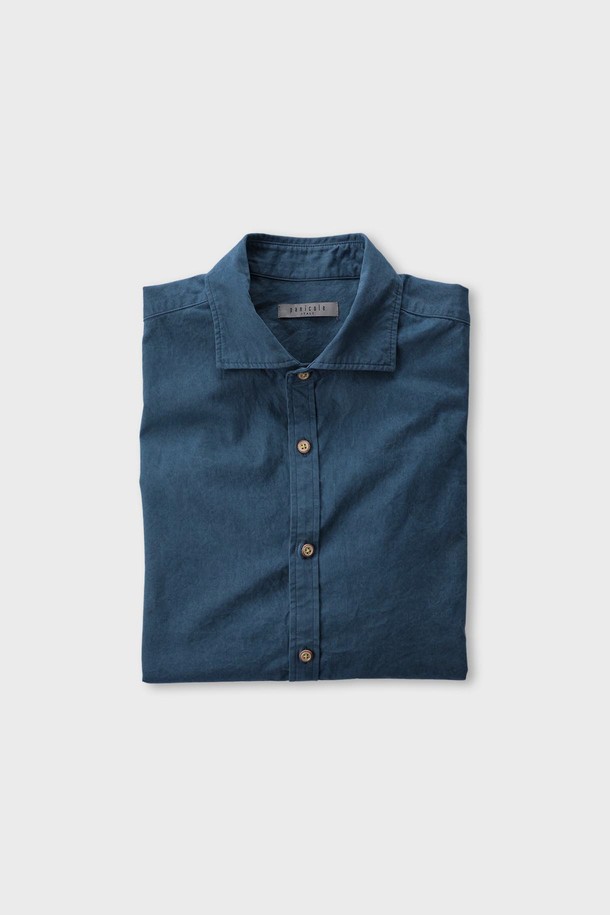 캐주얼 코튼 워싱 스프레드 셔츠 D-HCSH54는 남성용 상의로, 봄, 여름, 가을, 겨울 사계절 모두 착용 가능한 긴소매 셔츠입니다. 부드러운 코튼 소재에 워싱 기법을 더해 편안한 착용감을 선사하며, 슬림핏 디자인으로 세련된 핏을 연출합니다. 바이올렛과 블루 두 가지 색상으로 출시되었으며, 스프레드 칼라 디테일이 특징입니다. 데이트룩, 카페룩, 여행룩 등 다양한 캐주얼 스타일에 활용하기 좋으며, 캐주얼, 클래식, 미니멀 스타일을 즐겨 입는 분들께 추천합니다. 적당한 신축성과 무게감, 비침 없는 깔끔한 마감으로 만족스러운 착용감을 느낄 수 있습니다.
