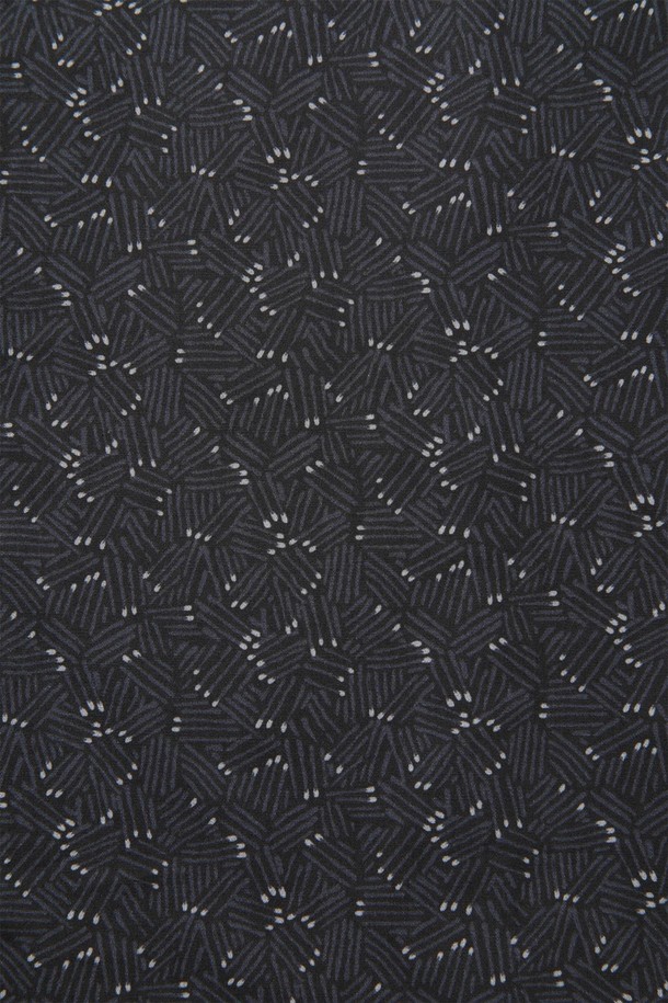 블랙 컬러의 보태니컬 프린트 코튼 셔츠 F-ACSH51은 가을, 겨울 시즌에 어울리는 남성용 긴소매 셔츠입니다. 얇고 부드러운 면 97%, 엘라스틴 3% 혼방 소재로 제작되었으며, 슬림핏에 스프레드카라 디자인, 곡선 밑단과 버튼다운 디테일이 특징입니다. 클래식하면서도 베이직한 스타일로 일상에서 편안하게 착용 가능하며, 신축성이 있어 활동성을 더했습니다.
