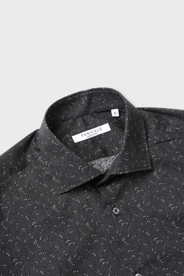 블랙 컬러의 보태니컬 프린트 코튼 셔츠 F-ACSH51은 가을, 겨울 시즌에 어울리는 남성용 긴소매 셔츠입니다. 얇고 부드러운 면 97%, 엘라스틴 3% 혼방 소재로 제작되었으며, 슬림핏에 스프레드카라 디자인, 곡선 밑단과 버튼다운 디테일이 특징입니다. 클래식하면서도 베이직한 스타일로 일상에서 편안하게 착용 가능하며, 신축성이 있어 활동성을 더했습니다.
