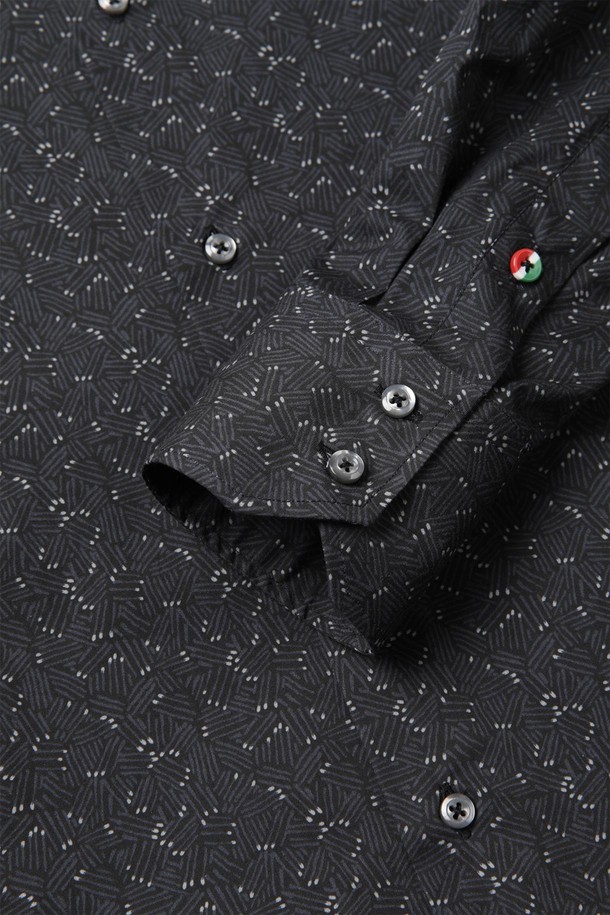 블랙 컬러의 보태니컬 프린트 코튼 셔츠 F-ACSH51은 가을, 겨울 시즌에 어울리는 남성용 긴소매 셔츠입니다. 얇고 부드러운 면 97%, 엘라스틴 3% 혼방 소재로 제작되었으며, 슬림핏에 스프레드카라 디자인, 곡선 밑단과 버튼다운 디테일이 특징입니다. 클래식하면서도 베이직한 스타일로 일상에서 편안하게 착용 가능하며, 신축성이 있어 활동성을 더했습니다.
