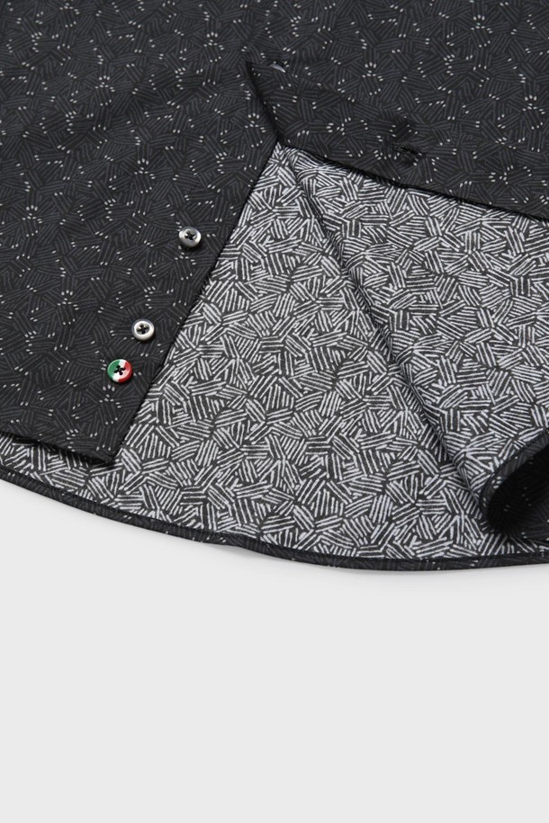 블랙 컬러의 보태니컬 프린트 코튼 셔츠 F-ACSH51은 가을, 겨울 시즌에 어울리는 남성용 긴소매 셔츠입니다. 얇고 부드러운 면 97%, 엘라스틴 3% 혼방 소재로 제작되었으며, 슬림핏에 스프레드카라 디자인, 곡선 밑단과 버튼다운 디테일이 특징입니다. 클래식하면서도 베이직한 스타일로 일상에서 편안하게 착용 가능하며, 신축성이 있어 활동성을 더했습니다.
