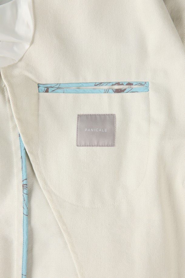 아이보리 데님 재킷 D-ICJK65는 남성용 아우터로, 봄, 가을에 착용하기 좋은 캐주얼 스타일의 데님 재킷입니다. 아이보리 컬러의 무지 디자인이며, 슬림핏으로 제작되어 세련된 핏을 연출합니다. 면과 폴리에스터 혼방 소재로 제작되어 견고한 촉감을 자랑하며, 보통 두께감으로 간절기에 활용하기 좋습니다. 노치 라펠, 백 벤트, 사이드 포켓, 가슴 포켓, 행거칩 탈부착 가능, 은은한 워싱 디테일이 특징이며, 데이트룩, 쇼핑룩 등 다양한 TPO에 활용 가능합니다. 캐주얼, 미니멀, 클래식 스타일을 즐겨 입는 남성분들께 추천합니다.
