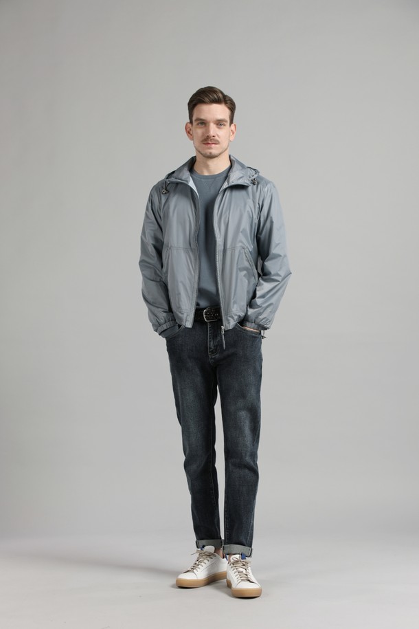 스카이블루 색상의 남성용 나일론 후드 경량 재킷 M-ICJP06입니다. 얇은 두께감과 부드러운 촉감으로 편안한 착용감을 선사하며, 일상 및 스포츠 활동에 적합합니다. 슬림 및 레귤러 핏으로 스포티하고 캐주얼한 스타일을 연출하며, 방수, 통기, 경량 기능성을 갖췄습니다. 조절 가능한 후드와 2개의 사이드 포켓이 있어 실용적입니다. 간절기, 여름, 겨울까지 폭넓게 활용할 수 있는 필수 아이템입니다.
