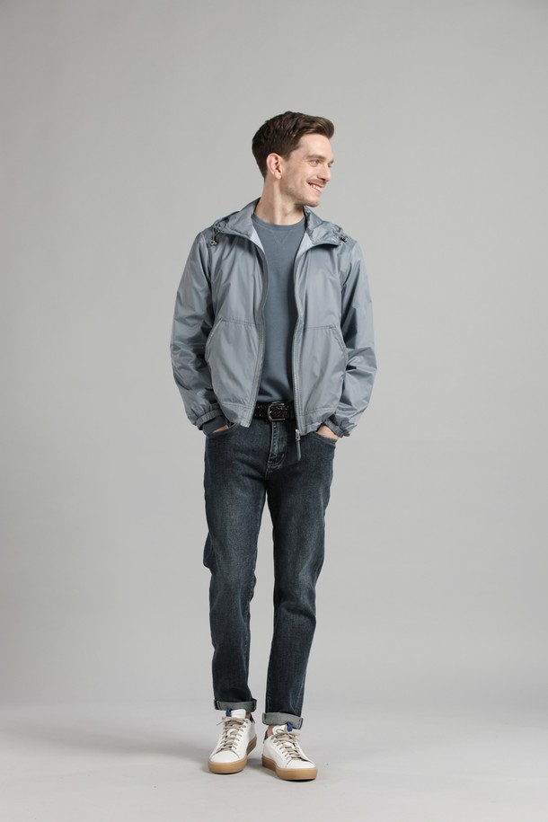 스카이블루 색상의 남성용 나일론 후드 경량 재킷 M-ICJP06입니다. 얇은 두께감과 부드러운 촉감으로 편안한 착용감을 선사하며, 일상 및 스포츠 활동에 적합합니다. 슬림 및 레귤러 핏으로 스포티하고 캐주얼한 스타일을 연출하며, 방수, 통기, 경량 기능성을 갖췄습니다. 조절 가능한 후드와 2개의 사이드 포켓이 있어 실용적입니다. 간절기, 여름, 겨울까지 폭넓게 활용할 수 있는 필수 아이템입니다.
