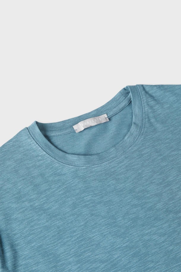 스트레치 슬라브 코튼 반소매 티셔츠 D-ITEE20은 부드러운 촉감의 면, 모달, 스판 혼방 소재로 제작되었으며, 뛰어난 신축성으로 편안한 착용감을 선사합니다. 그린, 그레이 색상으로 출시되었으며, 무지 패턴의 베이직한 디자인으로 일상에서 활용하기 좋습니다. 슬림핏 또는 레귤러핏 선택이 가능하며, 크루넥 디자인의 반소매 티셔츠로 여름부터 간절기, 겨울까지 착용할 수 있습니다.
