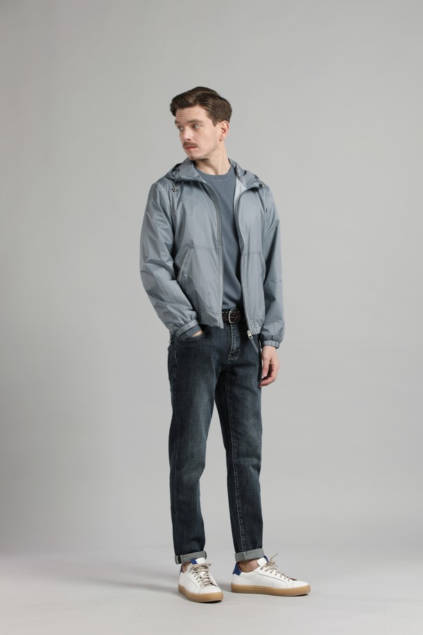 스카이블루 색상의 남성용 나일론 후드 경량 재킷 M-ICJP06입니다. 얇은 두께감과 부드러운 촉감으로 편안한 착용감을 선사하며, 일상 및 스포츠 활동에 적합합니다. 슬림 및 레귤러 핏으로 스포티하고 캐주얼한 스타일을 연출하며, 방수, 통기, 경량 기능성을 갖췄습니다. 조절 가능한 후드와 2개의 사이드 포켓이 있어 실용적입니다. 간절기, 여름, 겨울까지 폭넓게 활용할 수 있는 필수 아이템입니다.
