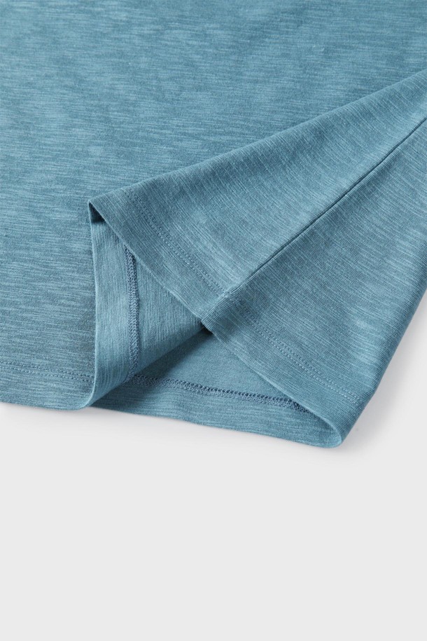 스트레치 슬라브 코튼 반소매 티셔츠 D-ITEE20은 부드러운 촉감의 면, 모달, 스판 혼방 소재로 제작되었으며, 뛰어난 신축성으로 편안한 착용감을 선사합니다. 그린, 그레이 색상으로 출시되었으며, 무지 패턴의 베이직한 디자인으로 일상에서 활용하기 좋습니다. 슬림핏 또는 레귤러핏 선택이 가능하며, 크루넥 디자인의 반소매 티셔츠로 여름부터 간절기, 겨울까지 착용할 수 있습니다.
