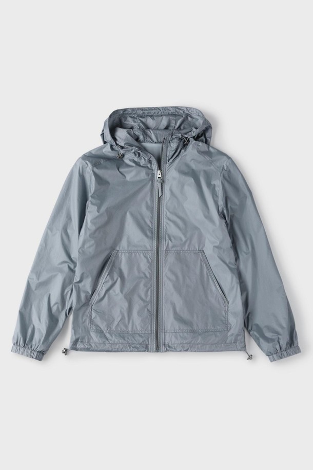 스카이블루 색상의 남성용 나일론 후드 경량 재킷 M-ICJP06입니다. 얇은 두께감과 부드러운 촉감으로 편안한 착용감을 선사하며, 일상 및 스포츠 활동에 적합합니다. 슬림 및 레귤러 핏으로 스포티하고 캐주얼한 스타일을 연출하며, 방수, 통기, 경량 기능성을 갖췄습니다. 조절 가능한 후드와 2개의 사이드 포켓이 있어 실용적입니다. 간절기, 여름, 겨울까지 폭넓게 활용할 수 있는 필수 아이템입니다.
