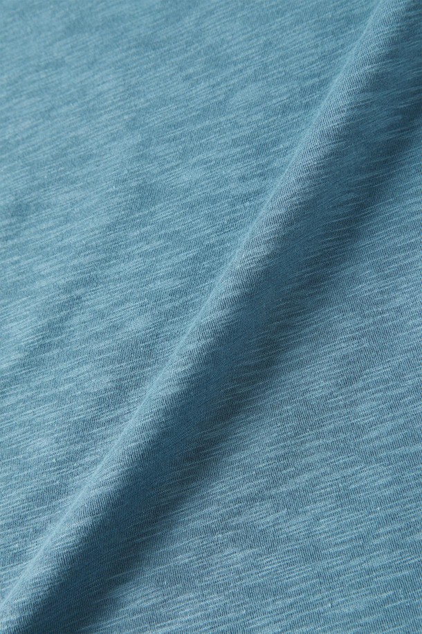 스트레치 슬라브 코튼 반소매 티셔츠 D-ITEE20은 부드러운 촉감의 면, 모달, 스판 혼방 소재로 제작되었으며, 뛰어난 신축성으로 편안한 착용감을 선사합니다. 그린, 그레이 색상으로 출시되었으며, 무지 패턴의 베이직한 디자인으로 일상에서 활용하기 좋습니다. 슬림핏 또는 레귤러핏 선택이 가능하며, 크루넥 디자인의 반소매 티셔츠로 여름부터 간절기, 겨울까지 착용할 수 있습니다.
